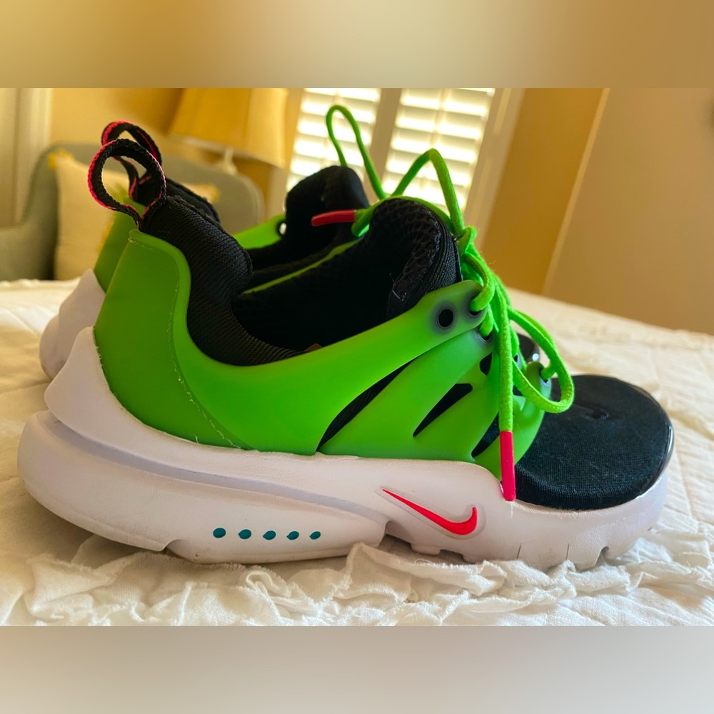 Nike Girls size 2Y Tennis Shoes